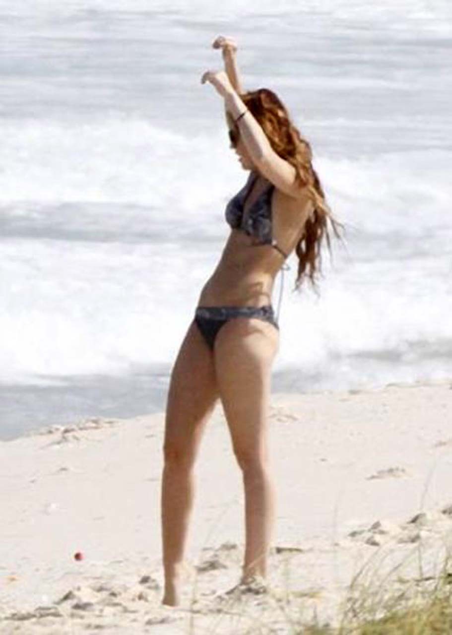 Miley cyrus godendo sulla spiaggia e mostrando il suo culo sexy in bikini
 #75304797