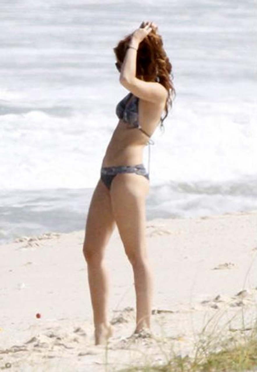 Miley Cyrus s'amusant sur la plage et montrant son cul sexy en bikini
 #75304803