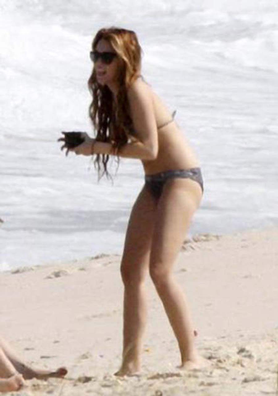 Miley Cyrus s'amusant sur la plage et montrant son cul sexy en bikini
 #75304807