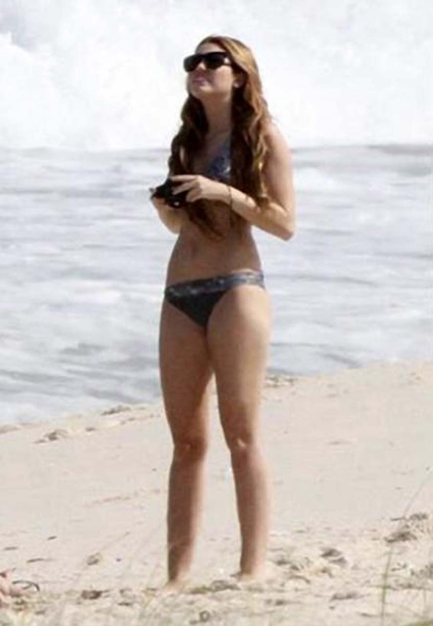 Miley Cyrus s'amusant sur la plage et montrant son cul sexy en bikini
 #75304835