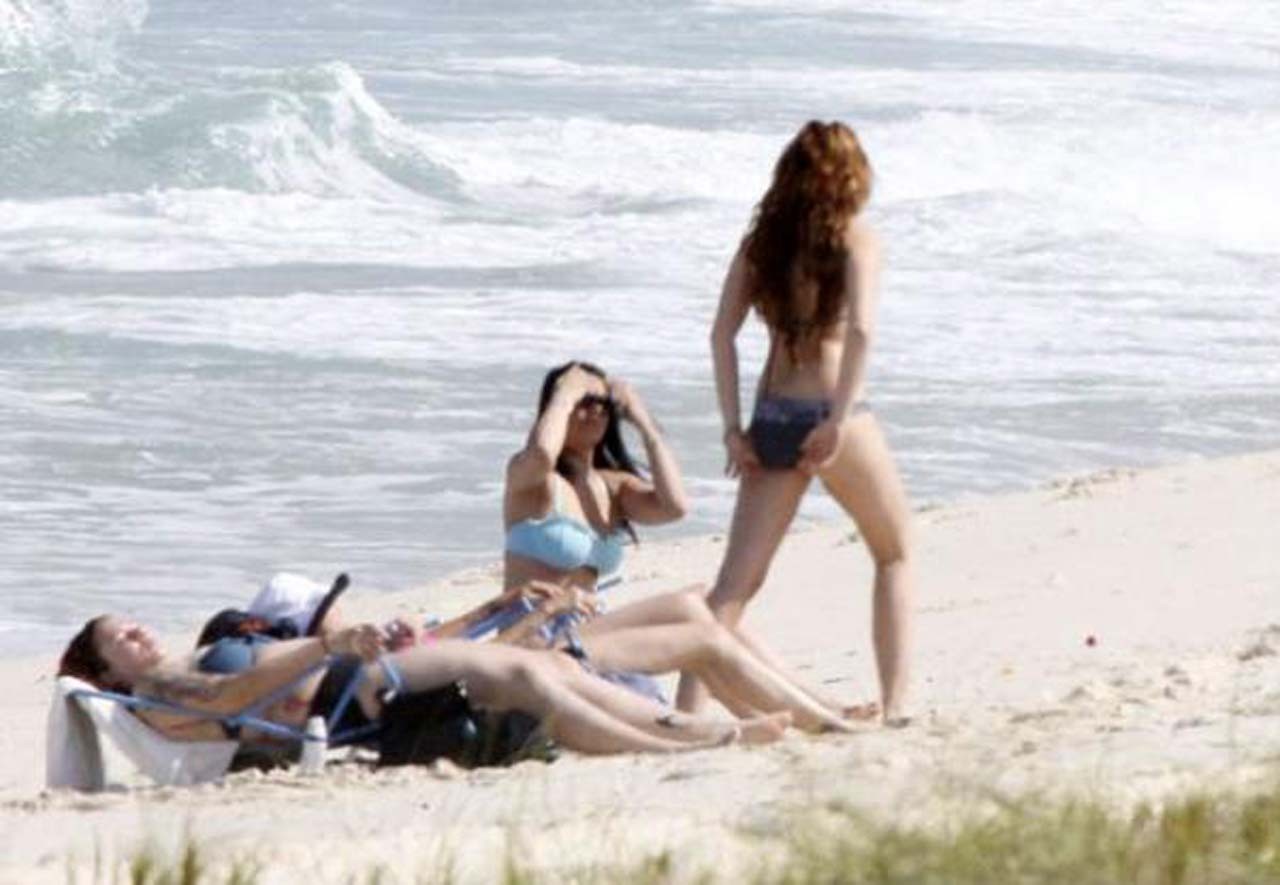 Miley cyrus godendo sulla spiaggia e mostrando il suo culo sexy in bikini
 #75304837