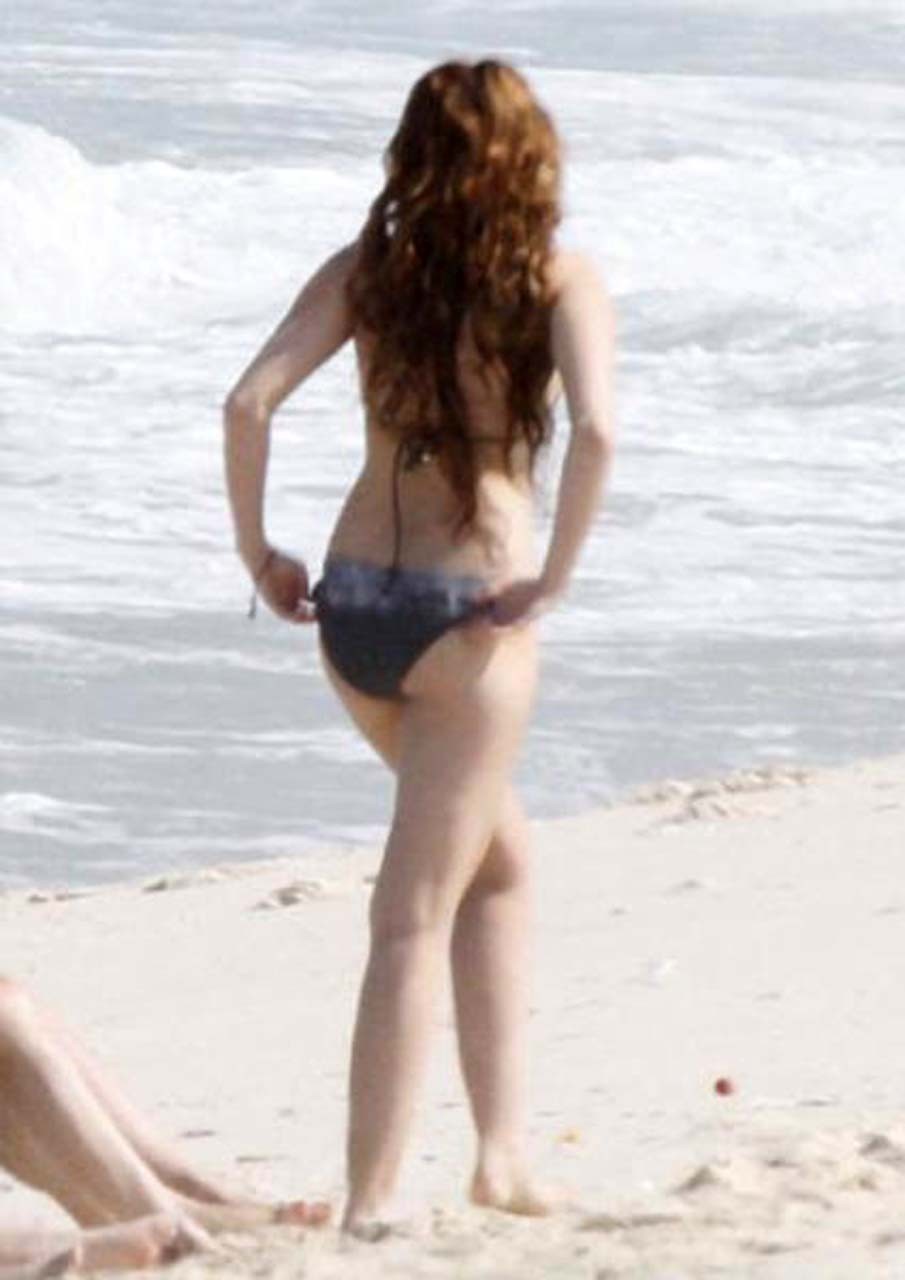 Miley cyrus disfrutando en la playa y mostrando su culo sexy en bikini
 #75304843