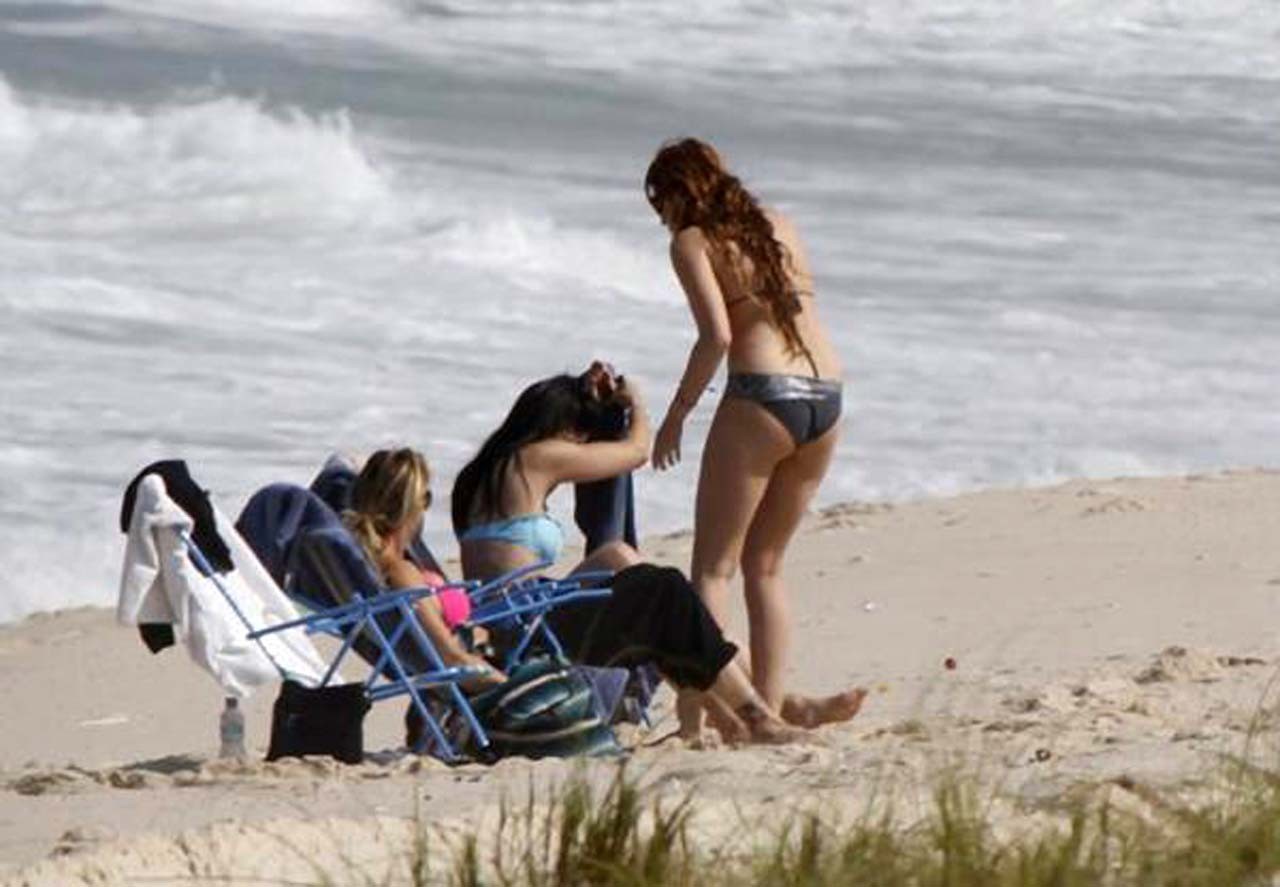 Miley Cyrus s'amusant sur la plage et montrant son cul sexy en bikini
 #75304849