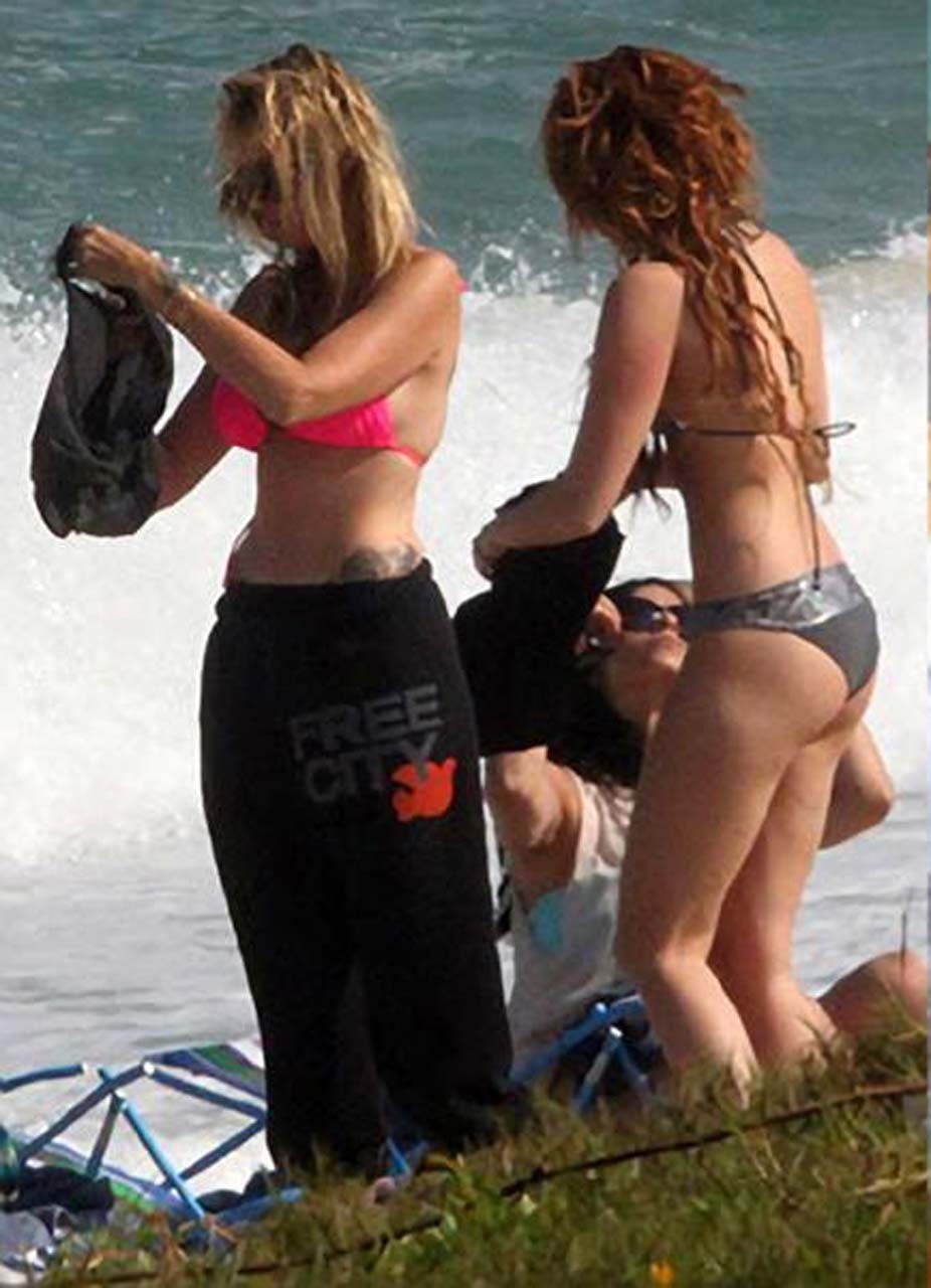 Miley Cyrus s'amusant sur la plage et montrant son cul sexy en bikini
 #75304853