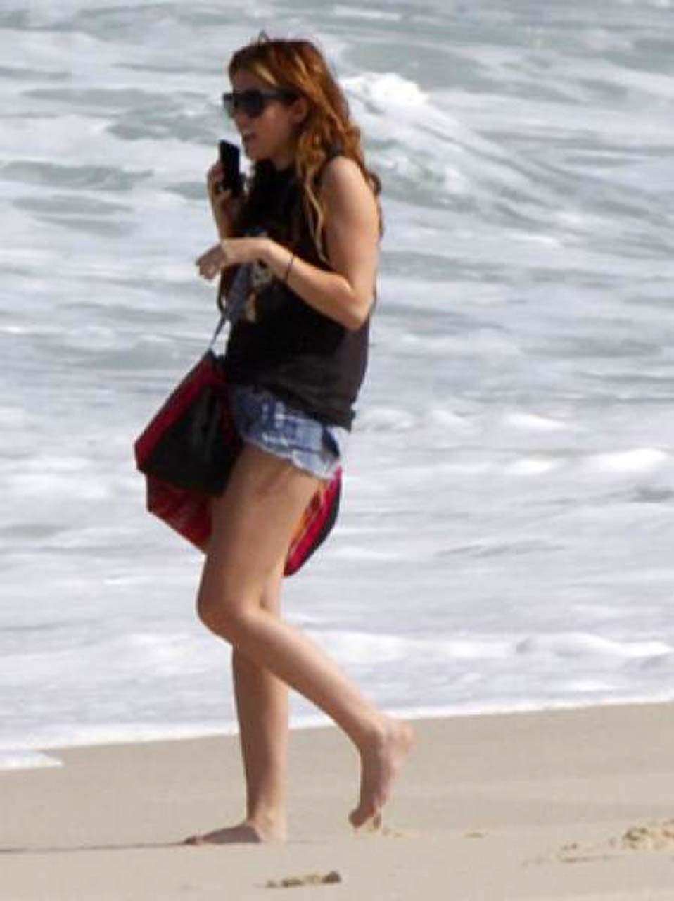Miley cyrus disfrutando en la playa y mostrando su culo sexy en bikini
 #75304864