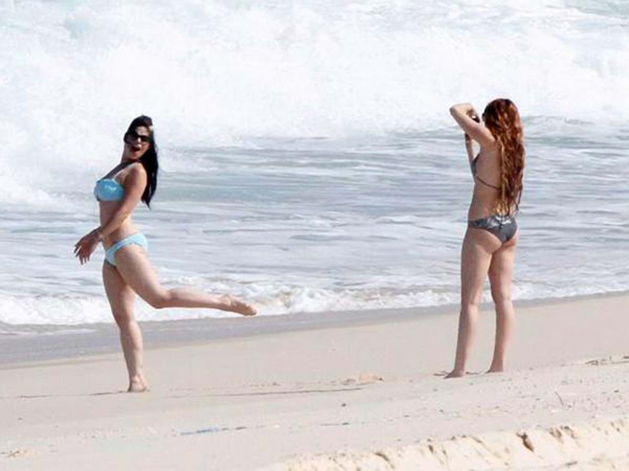 Miley cyrus disfrutando en la playa y mostrando su culo sexy en bikini
 #75304878