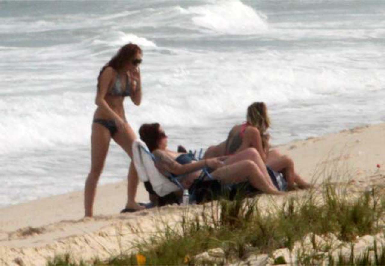 Miley cyrus disfrutando en la playa y mostrando su culo sexy en bikini
 #75304898