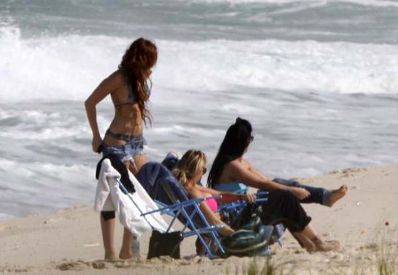 Miley Cyrus s'amusant sur la plage et montrant son cul sexy en bikini
 #75304906