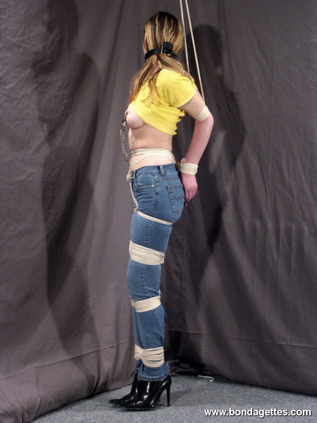 Une subbie blonde amateur, Isanne, est attachée et porte un jean par un homme
 #74612376