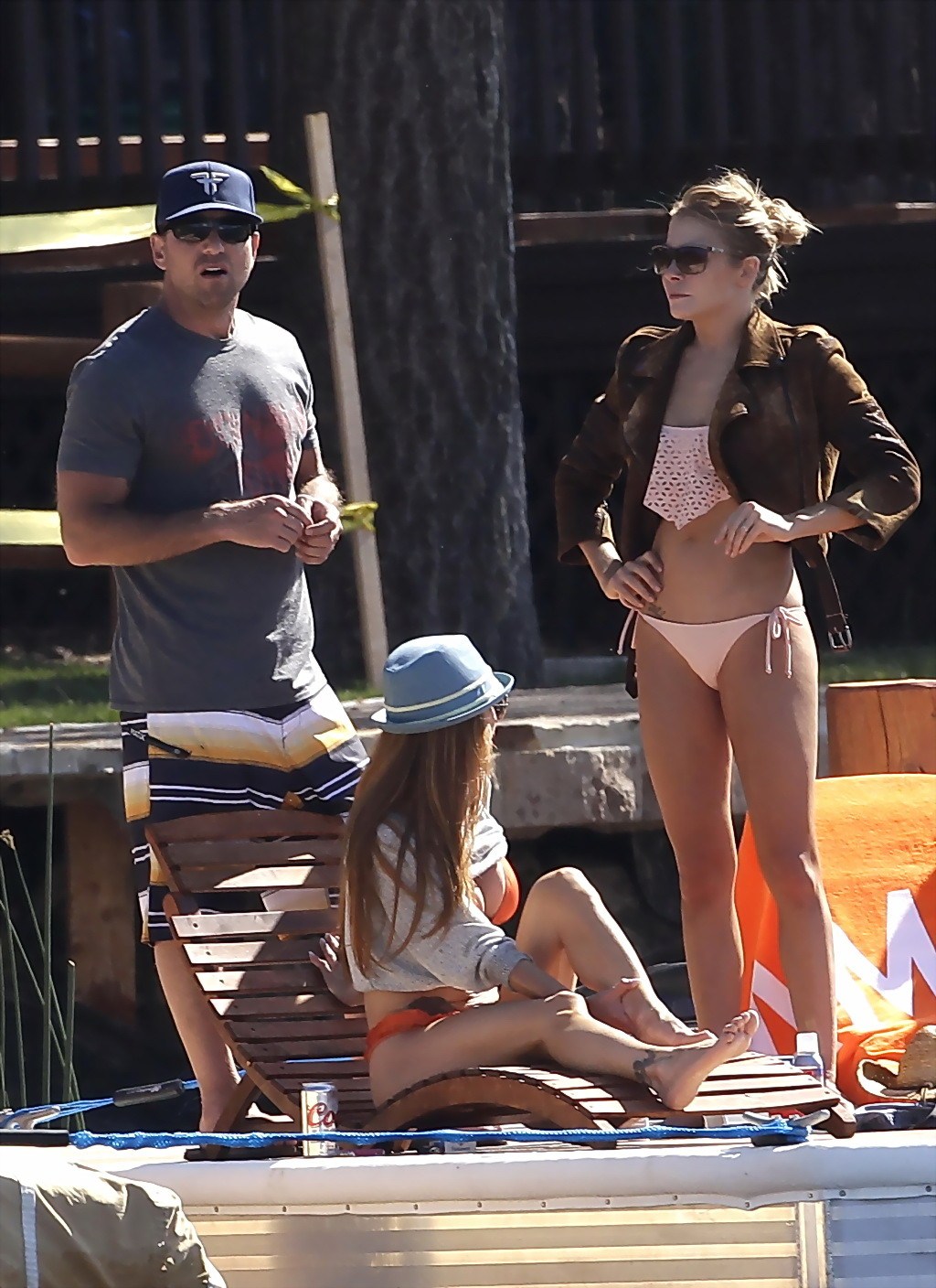 Leann rimes bottino indossando bikini color carne in una cabina a los angeles
 #75256819