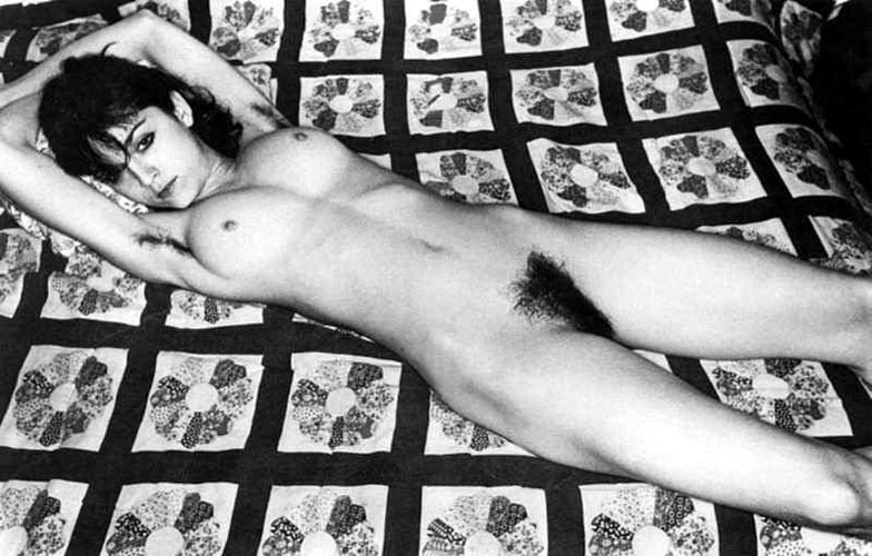 Madonna montre ses seins, ses fesses et sa cueillette.
 #75262551