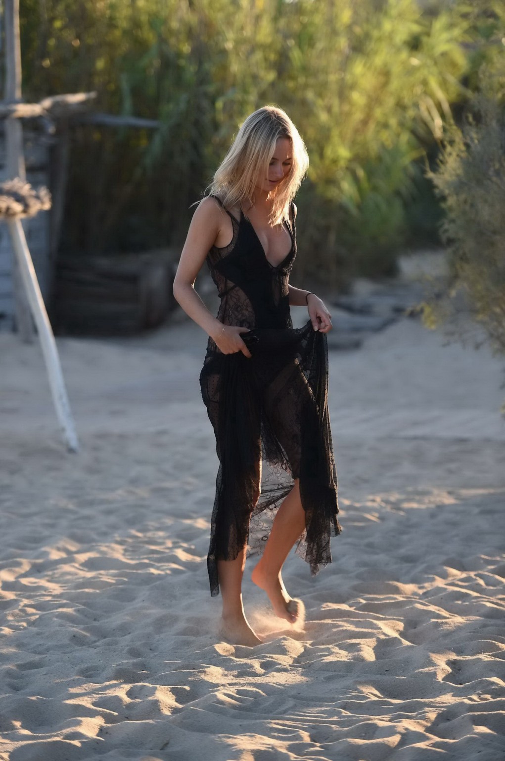 Kimberley garner montre ses seins et ses fesses dans un minuscule maillot de bain
 #75155715