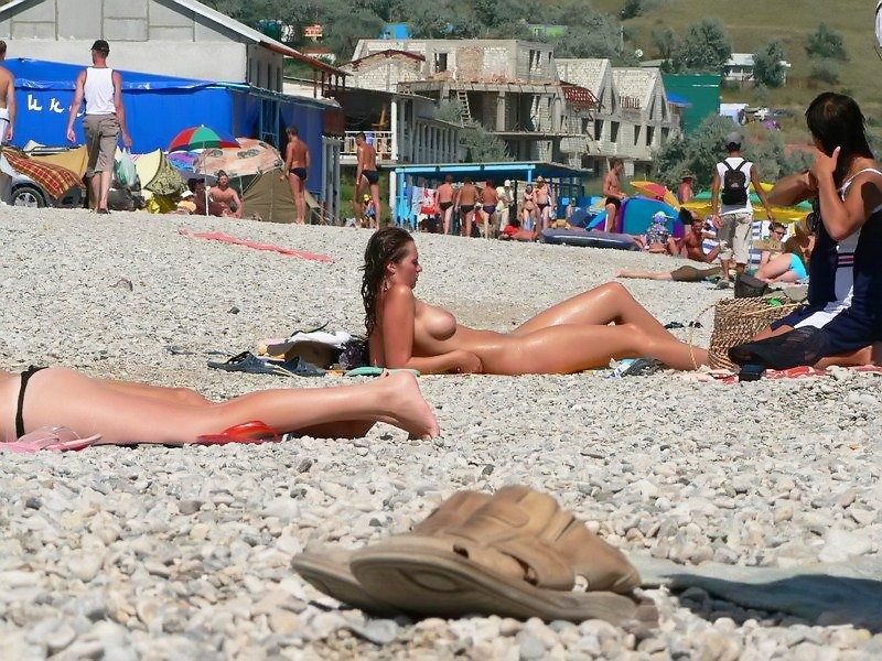 Jeunes nus jouant ensemble sur une plage publique
 #67091011