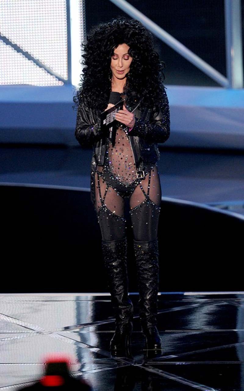 Cher exhibant sa culotte verte en jupe haute lors de photos paparazzi et montrant ses seins.
 #75323005