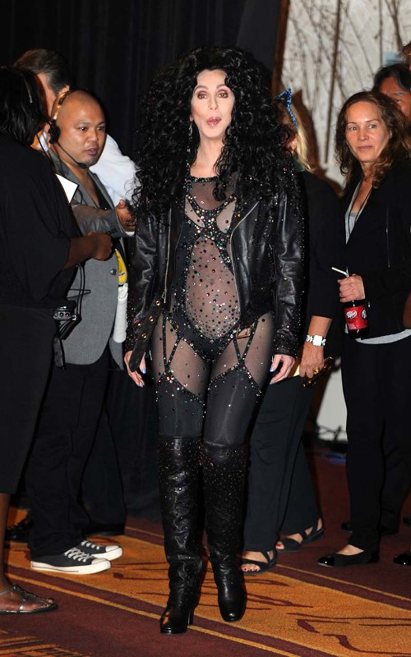 Cher exhibant sa culotte verte en jupe haute lors de photos paparazzi et montrant ses seins.
 #75323019