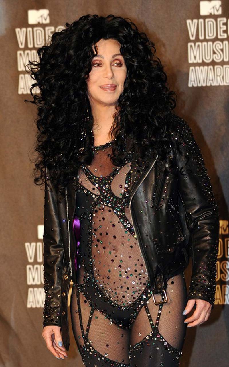 Cher exhibant sa culotte verte en jupe haute lors de photos paparazzi et montrant ses seins.
 #75323022