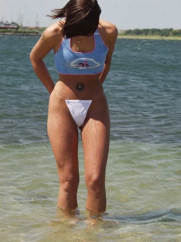 Esposa nudista jugando con su coño en la playa
 #72322793