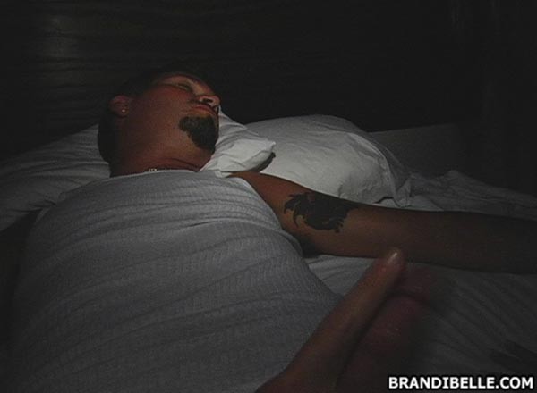 Charity et Brandi baisent ce bâtard chanceux pendant son sommeil
 #74884844