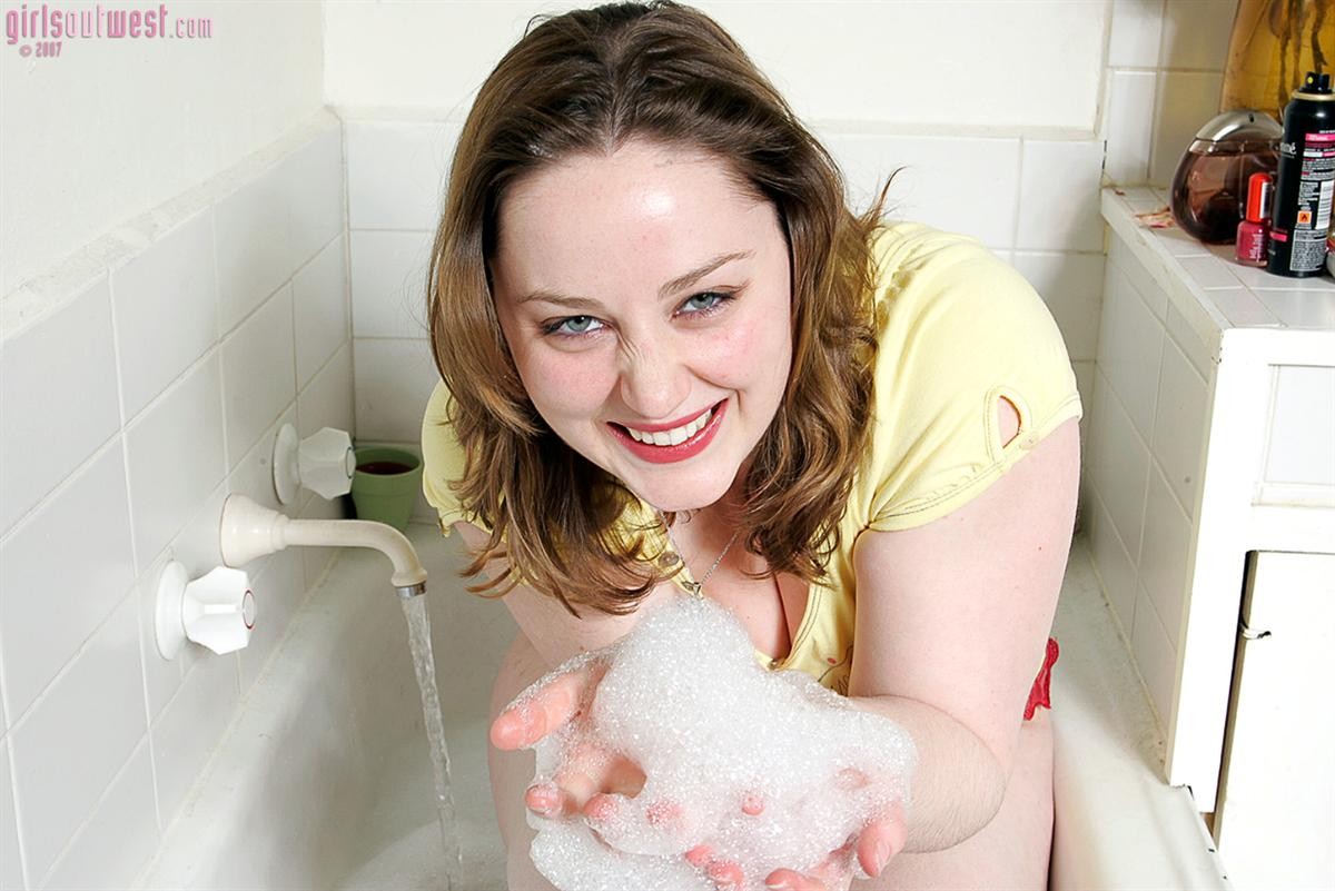 Pechugona amateur australiana paula toma un baño de burbujas
 #79047030
