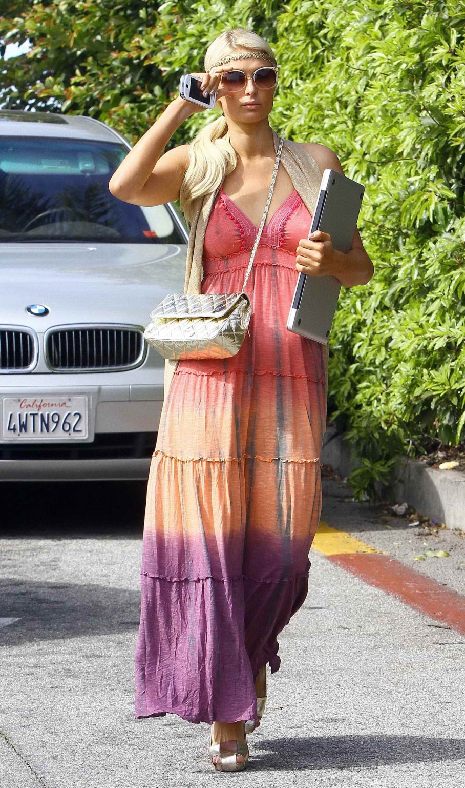 Paris hilton braless zeigt pokies in beverly hills
 #75315041