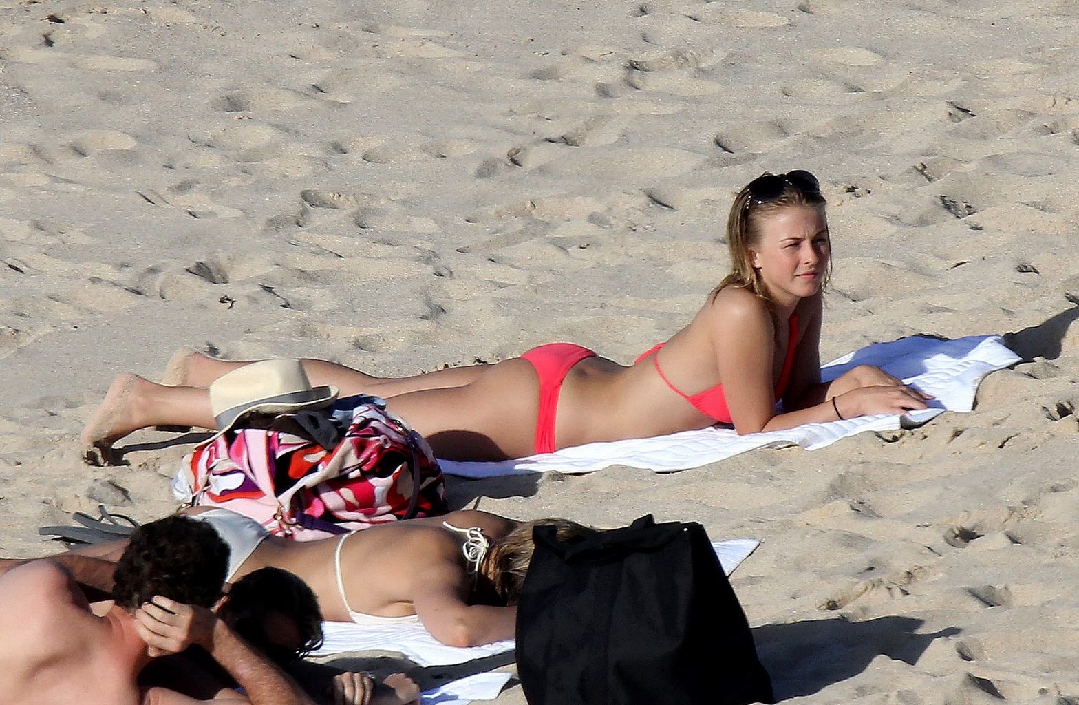 Julianne Hough portant un bikini rouge sexy sur une plage de Saint-Barthélemy.
 #75276870