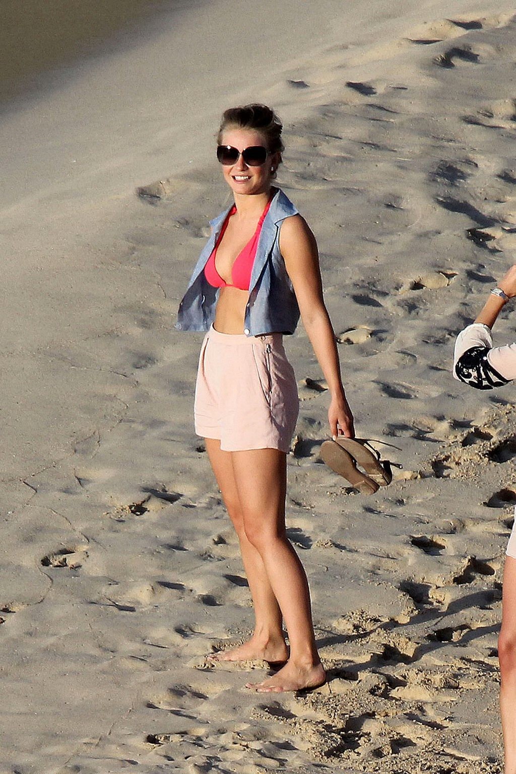 Julianne Hough portant un bikini rouge sexy sur une plage de Saint-Barthélemy.
 #75276883