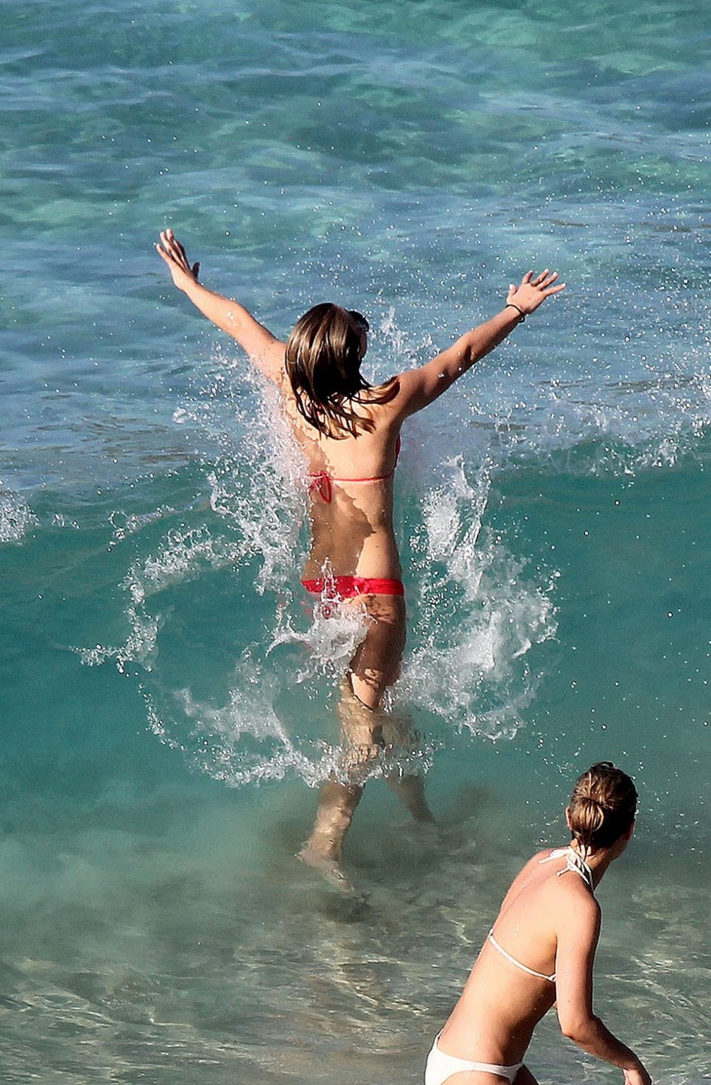 Julianne Hough portant un bikini rouge sexy sur une plage de Saint-Barthélemy.
 #75276999