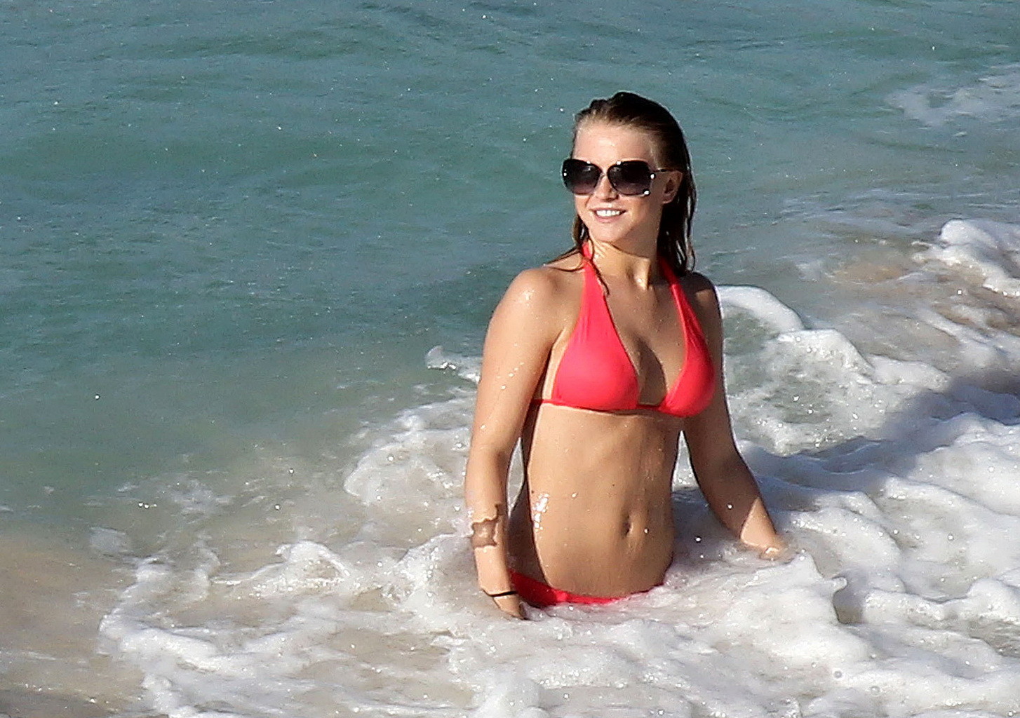 Julianne Hough portant un bikini rouge sexy sur une plage de Saint-Barthélemy.
 #75277022