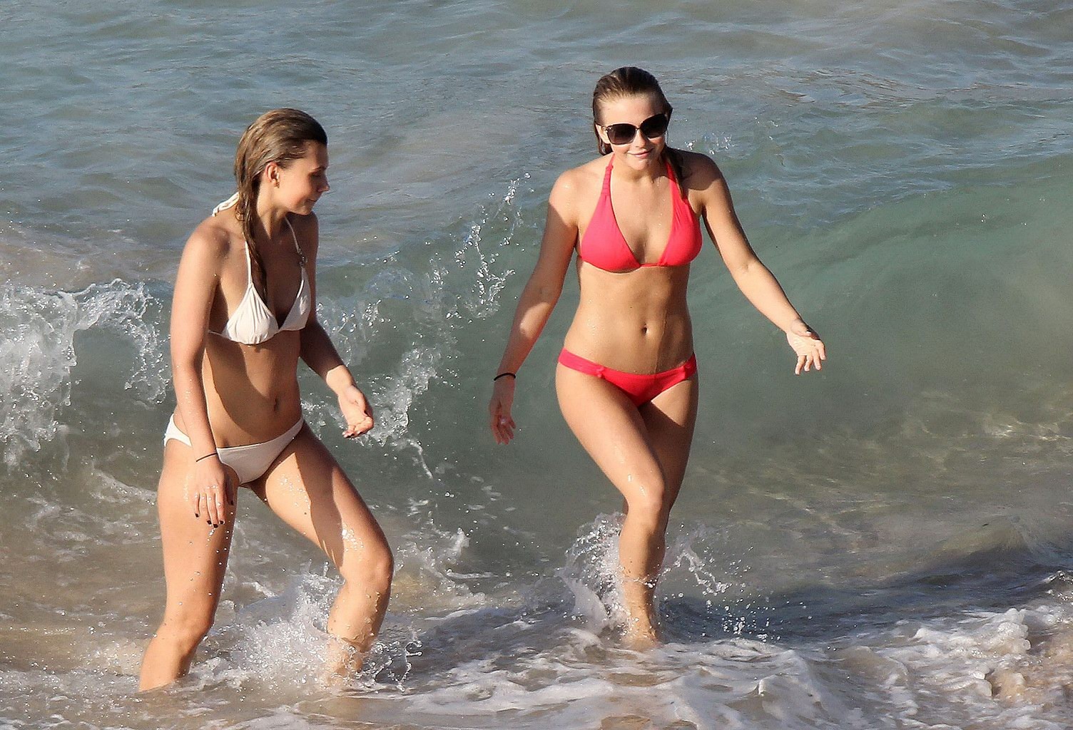 Julianne Hough portant un bikini rouge sexy sur une plage de Saint-Barthélemy.
 #75277045