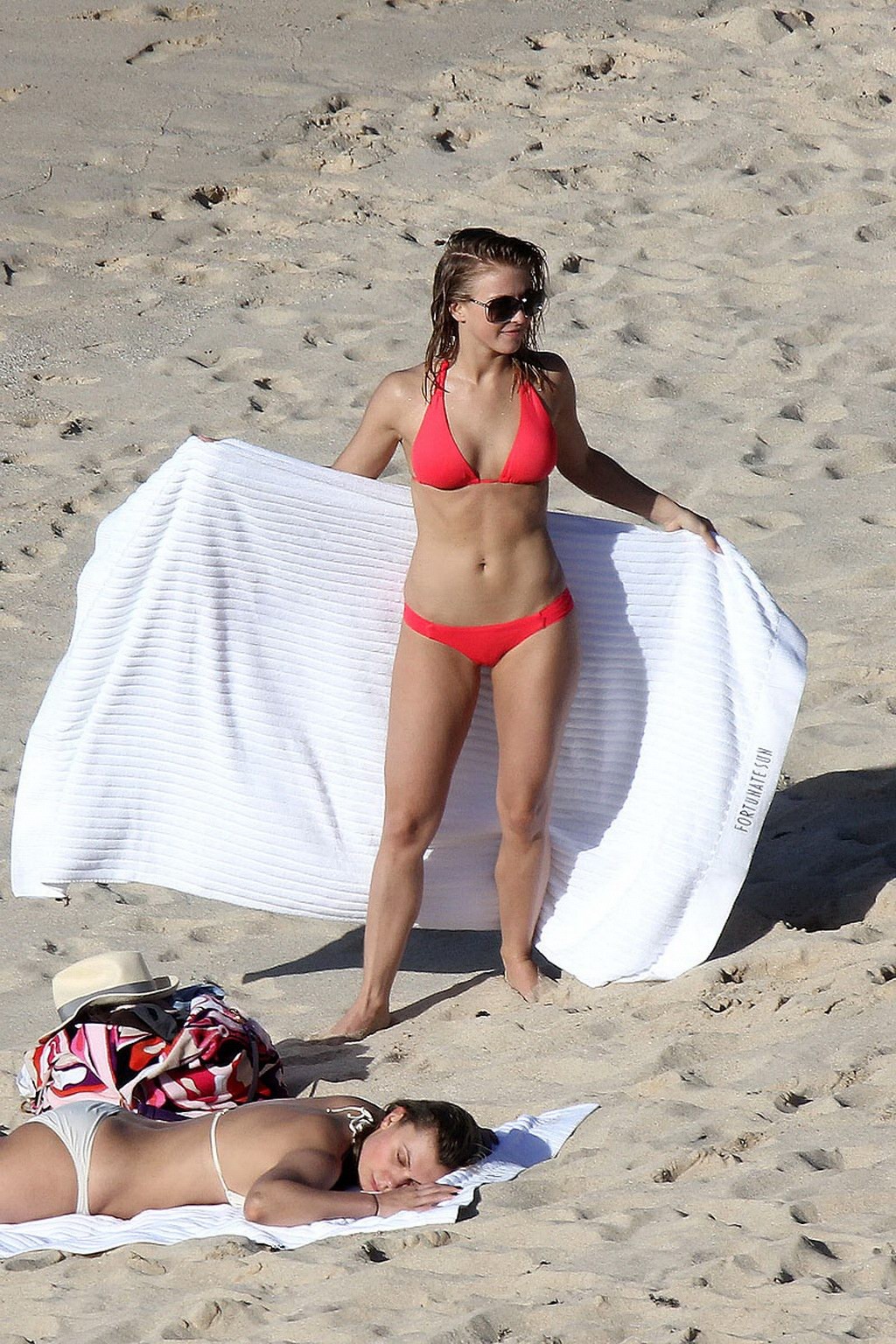 Julianne Hough portant un bikini rouge sexy sur une plage de Saint-Barthélemy.
 #75277064