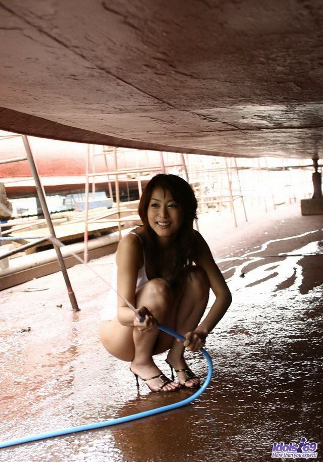 Honoka, ragazza giapponese sulla spiaggia, mostra la sua figa pelosa
 #69781638