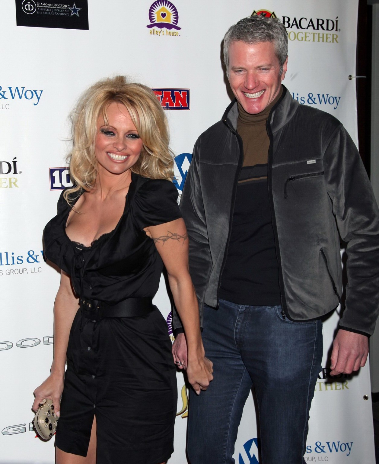 Pamela anderson zeigt riesiges Dekolleté bei dallas superbash 2011
 #75318697