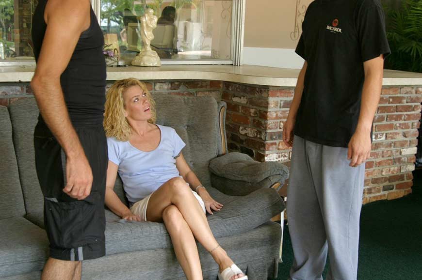 Blonde reife Mutter in Dreier auf einer Couch
 #73917712