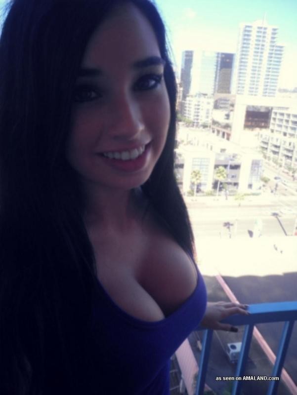 La ragazza mostra le sue belle tette rotonde in selfies sexy
 #76132738