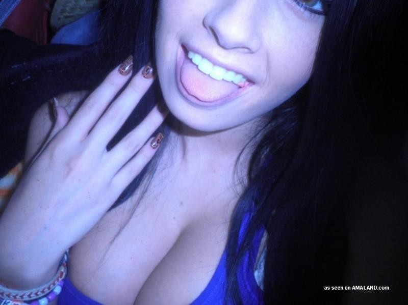 La ragazza mostra le sue belle tette rotonde in selfies sexy
 #76132746