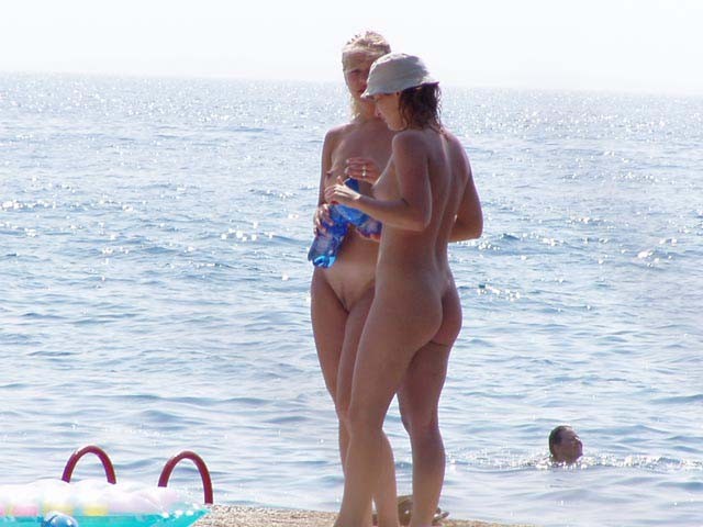 Nudiste fumanti nude in una spiaggia pubblica
 #72251278