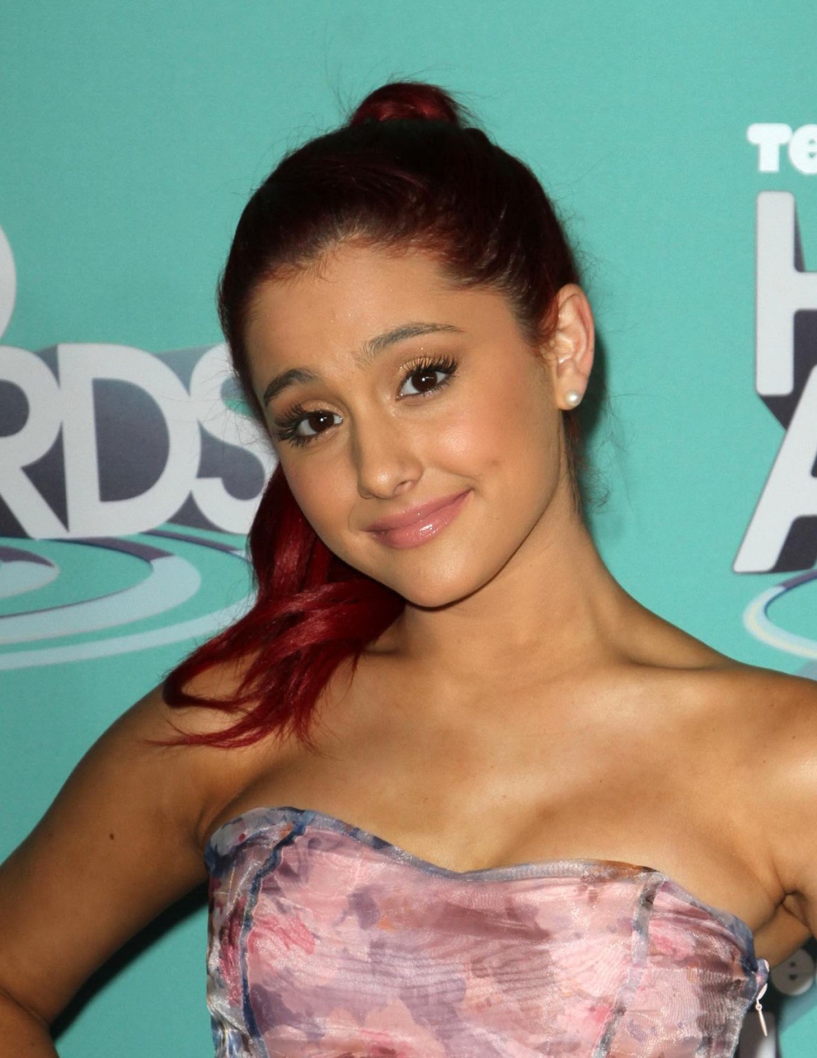 Ariana Grande très mignonne aux Teennick Halo Awards à Los Angeles.
 #75284414