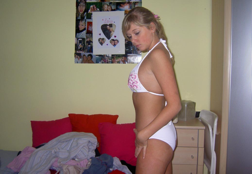 Blonde amateur cutie posing naked at home