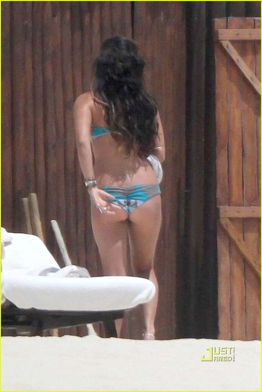 Vanessa Hudgens entblößt sexy Körper und heißen Arsch im Bikini am Strand
 #75306120