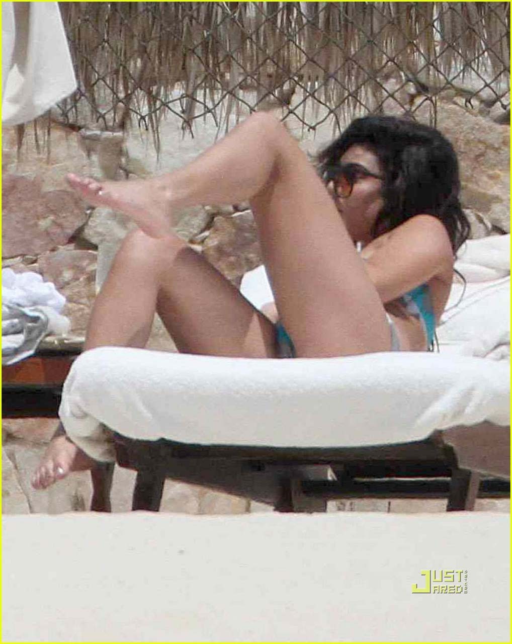 Vanessa Hudgens che espone il corpo sexy e il culo caldo in bikini sulla spiaggia
 #75306136