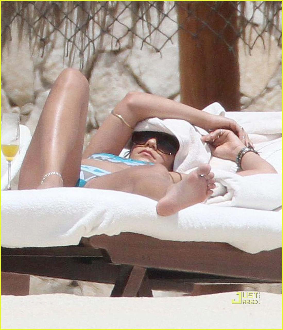 Vanessa hudgens mostrando su cuerpo sexy y su culo caliente en bikini en la playa
 #75306142