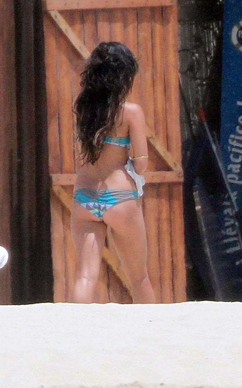 Vanessa hudgens mostrando su cuerpo sexy y su culo caliente en bikini en la playa
 #75306160