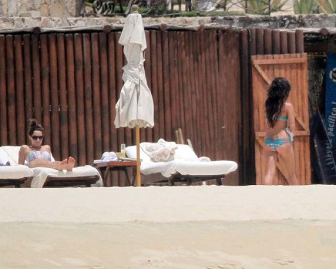 Vanessa Hudgens entblößt sexy Körper und heißen Arsch im Bikini am Strand
 #75306195