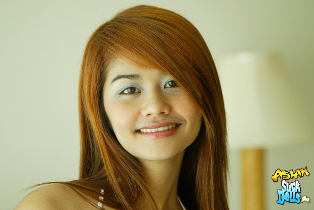 Asiatisches Mädchen mit roten Haaren liebt es, für die Kamera zu posieren
 #67897262