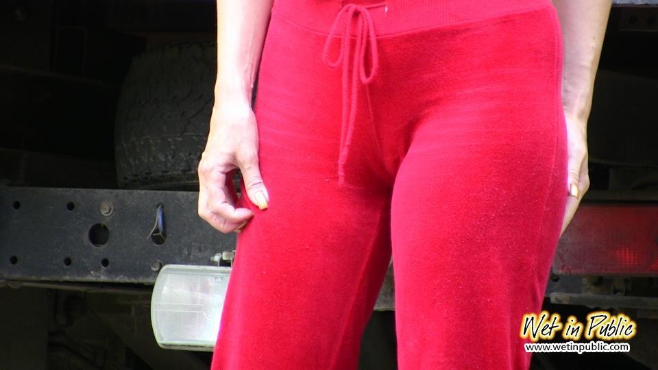 Chica amateur mojando sus pantalones rojos y bragas rosas en la calle
 #73239095