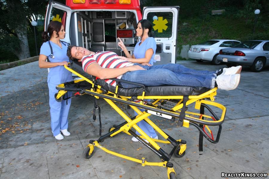2 minijupes ambulances chaudes s'occupent d'un homme ivre à l'arrière d'une ambulance
 #76773617