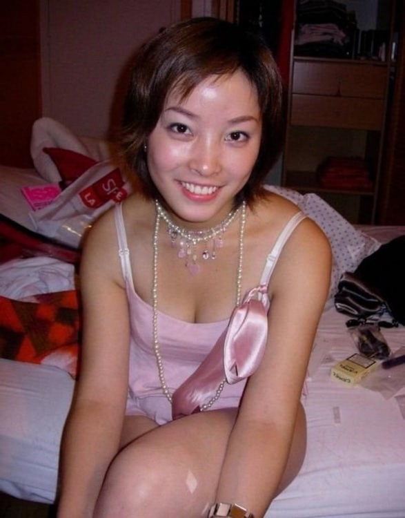 Asiatische Cutie rutscht aus ihrem Spitzenhöschen für einen Doggie Banging
 #69892989