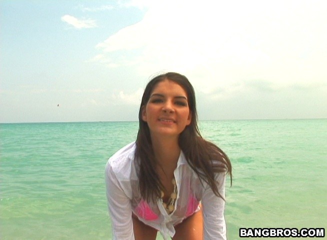 Big breasted hottie wird rekrutiert vom Strand zu saugen Hahn
 #76695971