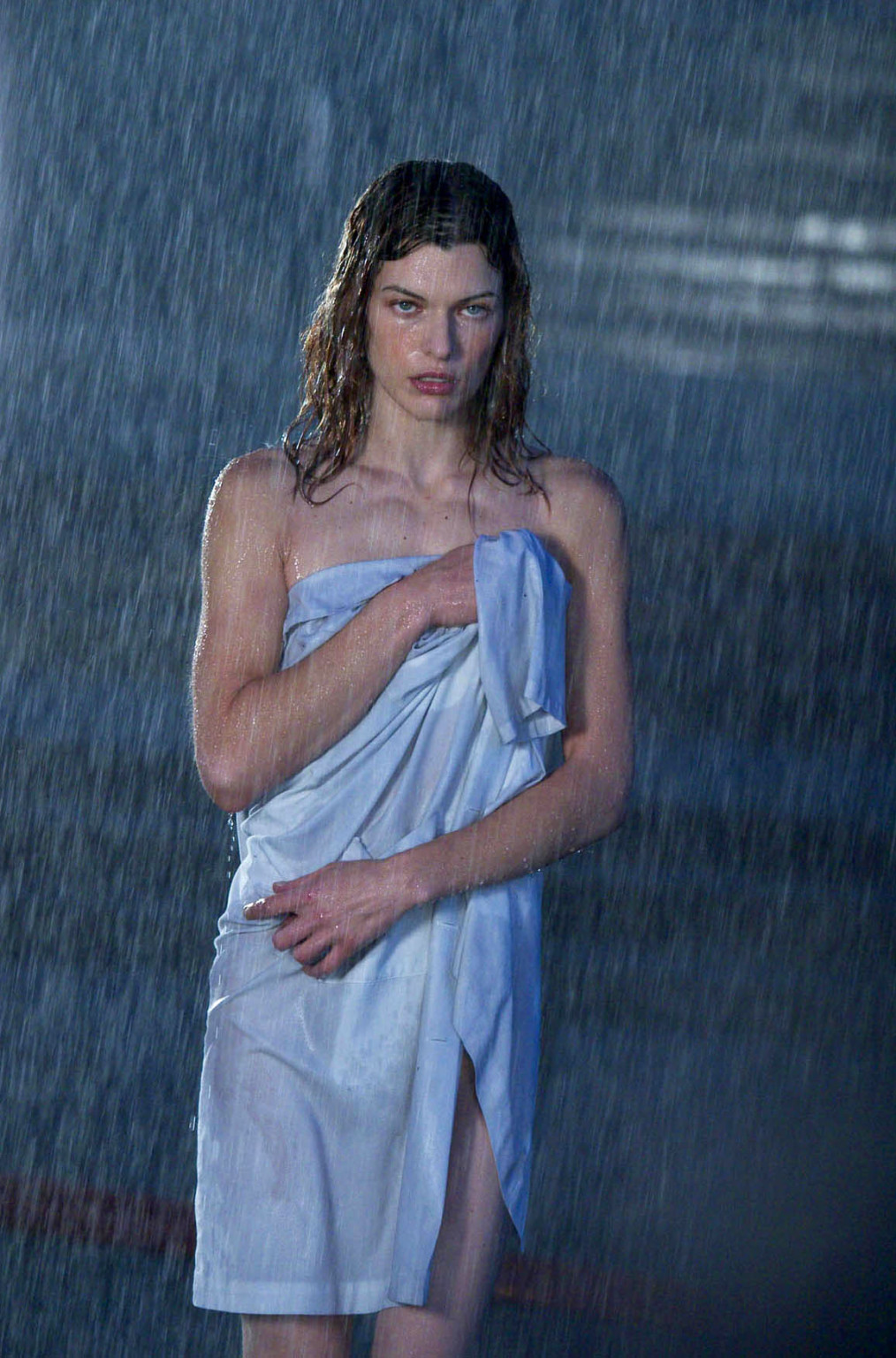 Milla Jovovich looking hot  armed to the teeth in the 'Resident Evil: Apocalypse