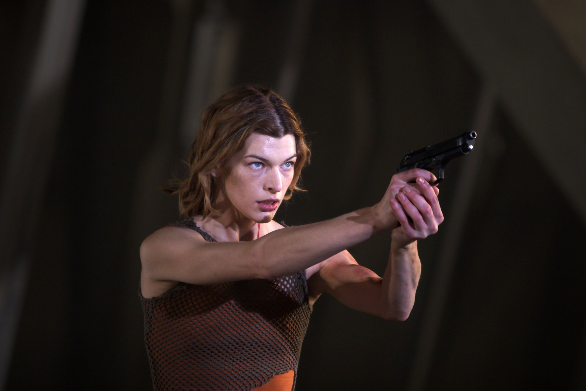 Milla jovovich est sexy, armée jusqu'aux dents dans 'resident evil : apocalypse'.
 #75233236